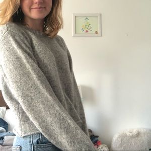 Super soft light grey sweater 👀💁🏼‍♀️💞